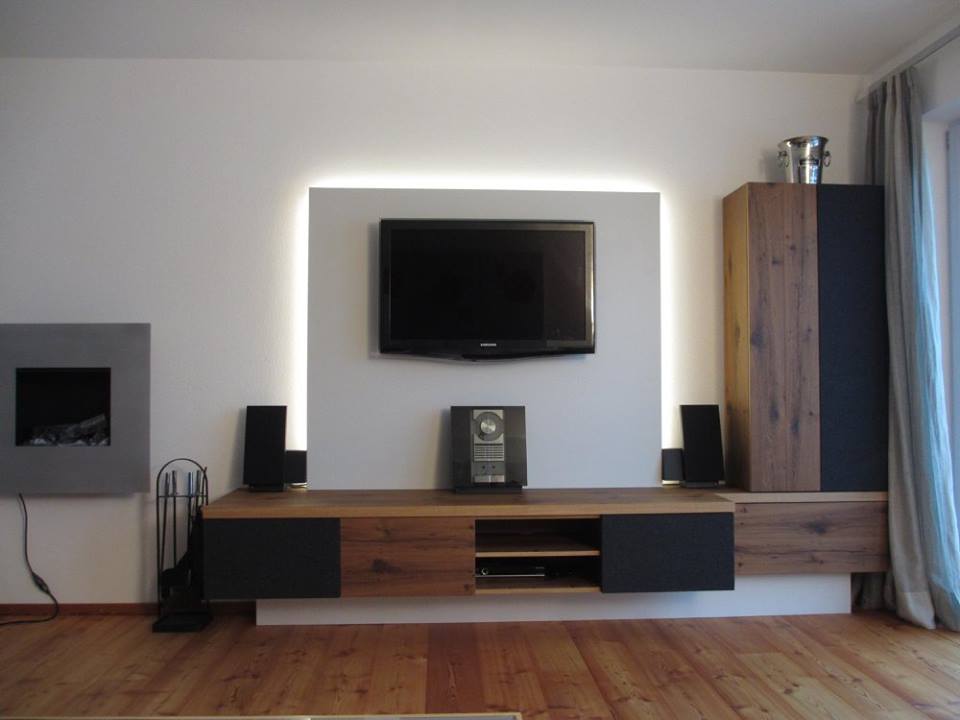 Wohnraum mit Medienwand und schwebendem Altholz-Lowboard