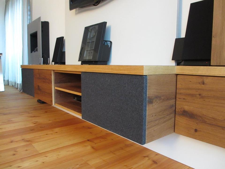 Detail eines Altholz-Lowboards mit Filzfronten