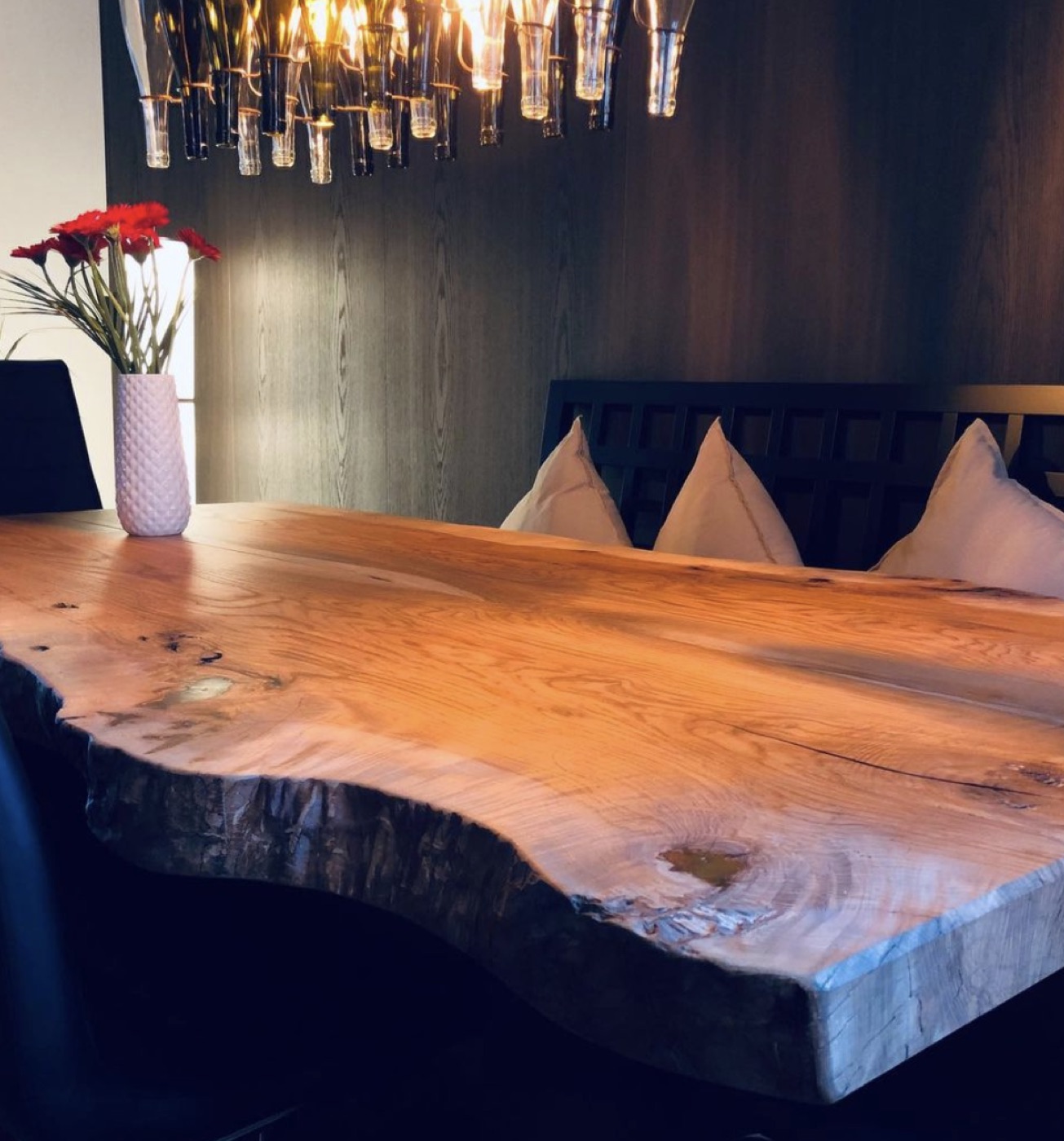 Private Projekte — Massivholztisch und Wohnraum in dunklem Holz